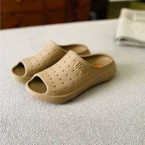 MEN’S UGG “Slide It” slide - like NEW!!! Color: Dune, Size 9 Men’s
